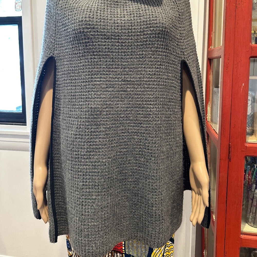 Lauren Wool Gray Poncho with Black Suede Trim OS Fits All - Picture 3 of 5